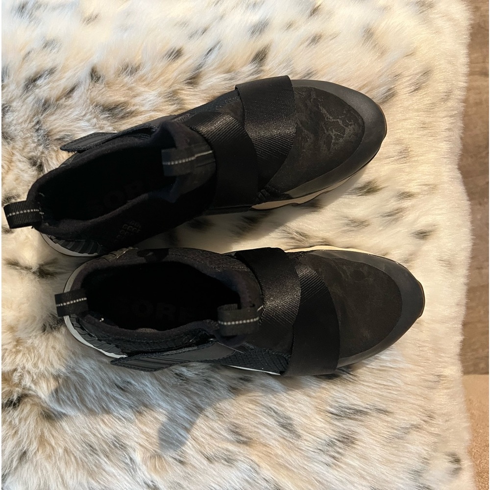 Sorel Velcro crossed.tone on tone print. Chunky soles. Great for rough terrain.